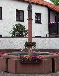 Foto vom plätschernden Marienbrunnen in Illertissen