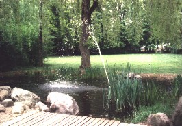 Foto vom plätschernden Brunnen im Grundschulpark in Meitingen