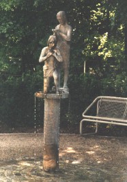 Foto vom Brunnen im Garten des Johannesheimes in Meitingen