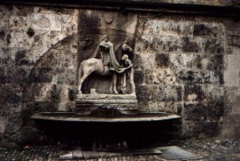 Foto vom plätschernden Brunnen vor St. Martin in Memmingen