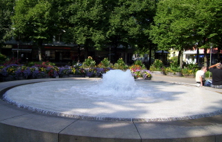 Foto vom Springbrunnen auf dem Hohenzollernplatz in München