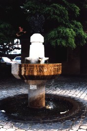 Foto vom plätschernden Brunnen bei der Georgskirche in Nördlingen