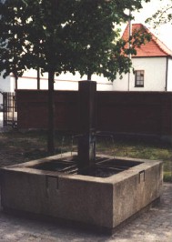 Foto vom Brunnen vor St. Mauritius in Obermeitingen
