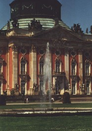 Foto vom plätschernden Brunnen vor dem Neuen Palais von Schloss Sanssouci in Potsdam