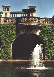 Foto vom plätschernden Brunnen vor der Orangerie von Schloss Sanssouci in Potsdam