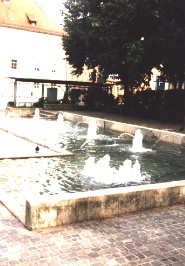 Foto vom plätschernden Brunnen auf dem Dachauplatz in Regensburg