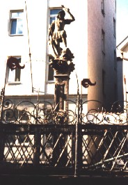 Foto vom plätschernden Brunnen auf dem Fischmarkt in Regensburg