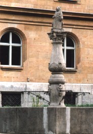 Foto vom plätschernden Brunnen vor dem Amtsgericht in Regensburg