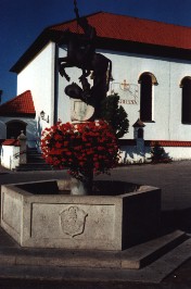 Foto vom plätschernden Brunnen vor St. Andreas in Trauchgau