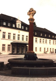 Foto vom plätschernden Brunnen vor St. Matthias in Trier