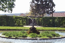 Foto vom plätschernden Brunnen im Hofgarten in Veitshöchheim