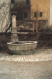 Foto vom plätschernden Brunnen vor dem Charlotte-von-Stein-Haus in Weimar