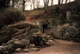 Foto vom der plätschernden Felsenquelle in Weimar