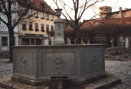 Foto vom plätschernden Goethebrunnen in Weimar