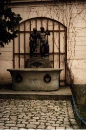 Foto vom plätschernden Brunnen am Roten Schloss in Weimar
