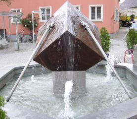 Foto vom Würfelbrunnen in Wertingen