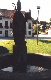 Foto vom Wolfgangsbrunnen vor der Wolfgangskirche in St. Wolfgang