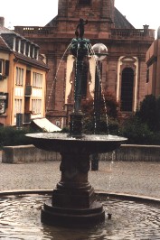 Foto vom Brunnen auf dem Schlossplatz in Worms
