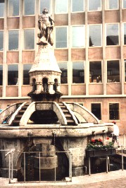 Foto vom plätschernden Marktbrunnen in Worms
